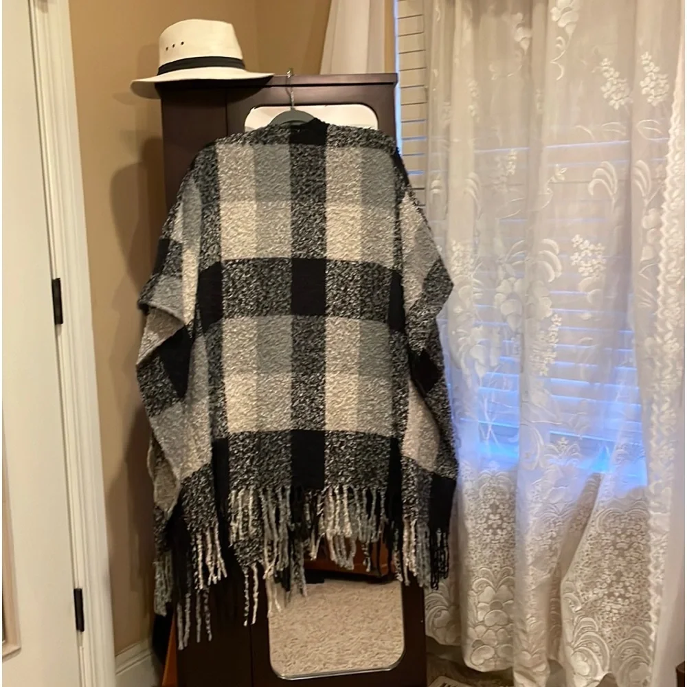 WOOLRICH  OS TALL SWEATER SERAPE CAPE Plaids of Black and Grays Long Fringe @Hem - Picture 3 of 12